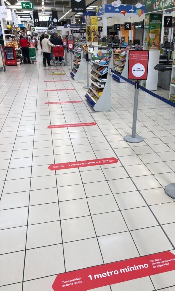supermercado-distancia-seguridad-c393scar-tomasi
